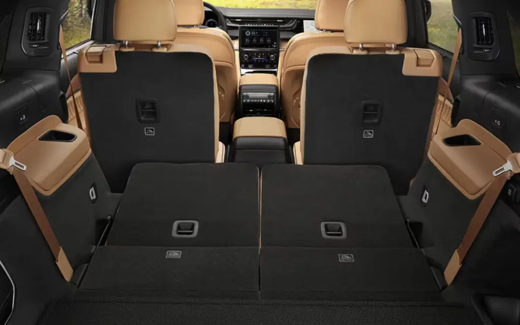 2024 Jeep Grand Cherokee interior